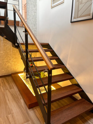 Diseño Interior nicho escalera con iluminación y plantas decorativas -Proyecto Mosquera - Millenium Brokers pisos e interiorismo
