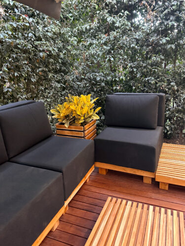 Diseño Interior patio trasero mobiliario en madera flor morado -Proyecto Mosquera - Millenium Brokers pisos e interiorismo