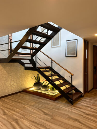 Diseño Interior nicho escalera con iluminación y plantas decorativas vista general -Proyecto Mosquera - Millenium Brokers pisos e interiorismo