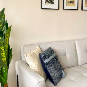 Diseño interior de sala acompañado de elementos decorativos - Millenium Brokers pisos e interiorismo