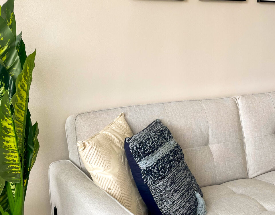 Diseño interior de sala acompañado de elementos decorativos - Millenium Brokers pisos e interiorismo