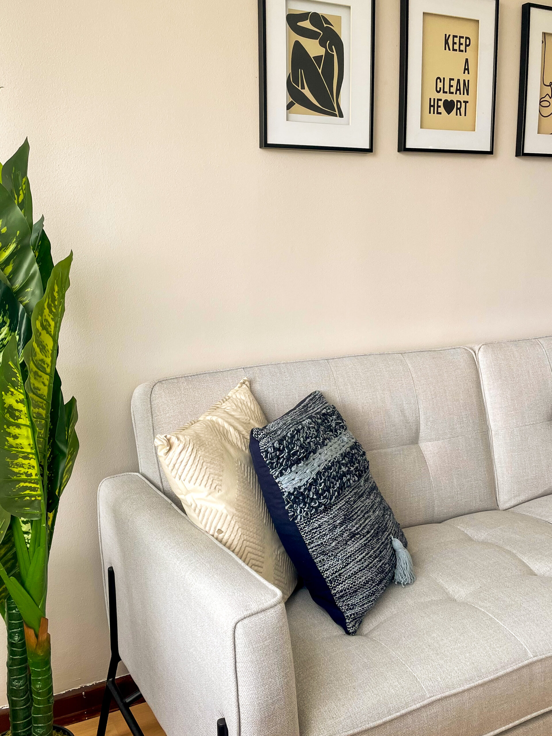 Diseño interior de sala acompañado de elementos decorativos - Millenium Brokers pisos e interiorismo