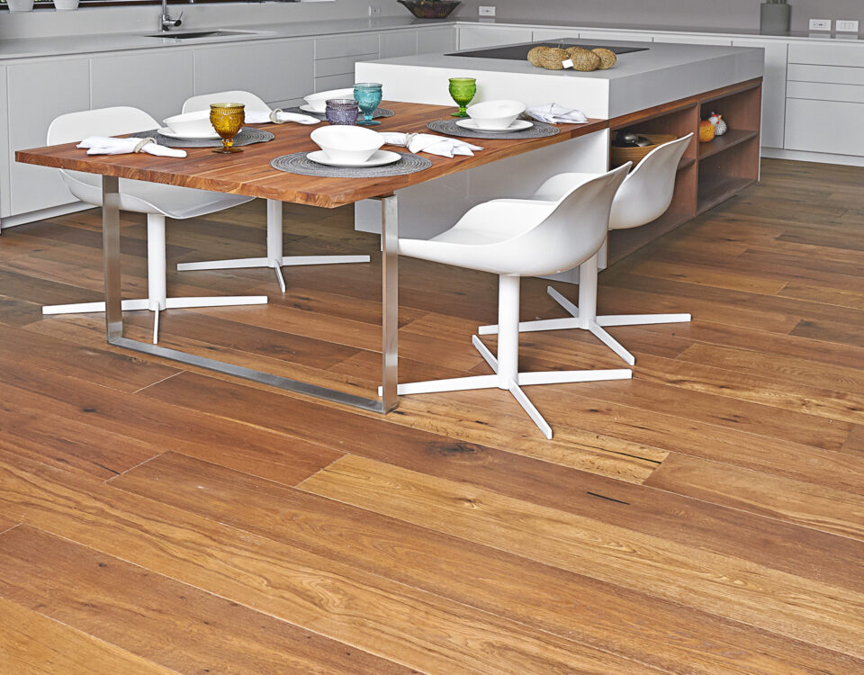 pisos-madera-estructurada-tono-medio-OldeDutch1-cocina-comedor-proyecto-altos-de-potosi-millenium-brokers-pisos-e-interiorismo
