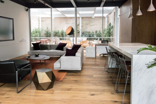 pisos-madera-estructurada-tono-medio-proyecto-arias-serna-saravia5-recibidor-millenium-brokers-pisos-e-interiorismo