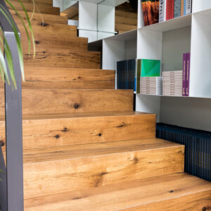 pisos-madera-estructurada-tono-medio-proyecto-arias-serna-saravia3-escaleras-millenium-brokers-pisos-e-interiorismo
