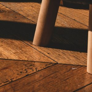 Piso de madera oscuro - Banner Inicio Millenium Brokers - Pisos e Interiorismo,