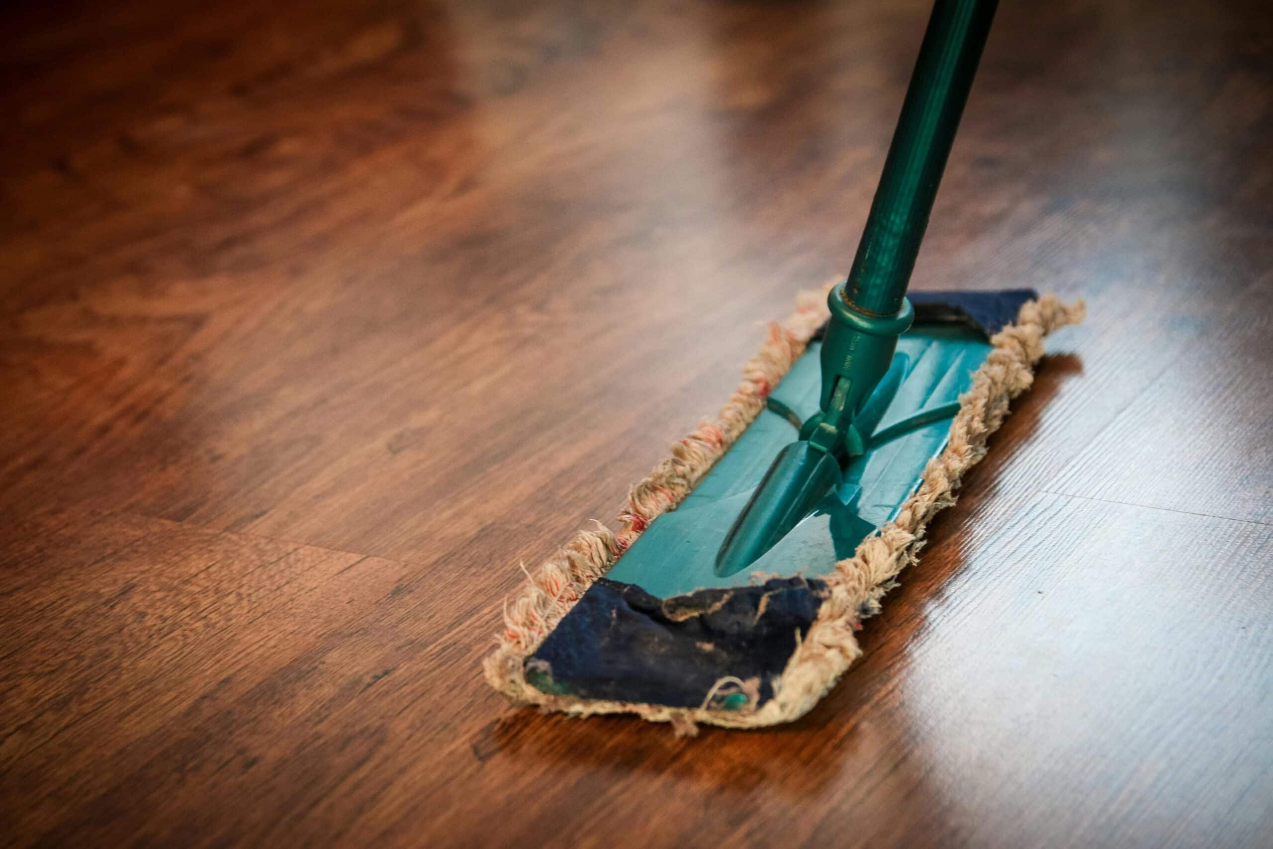 Limpieza piso de madera