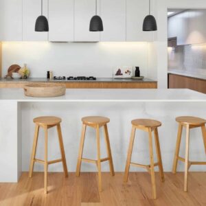 Cocina-comedor con piso de madera clara - Millenium Brokers l Pisos e Interiorismo